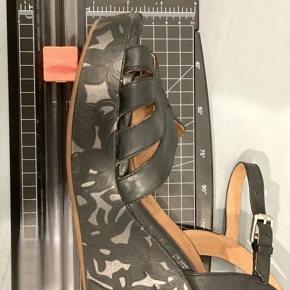 Comfortable Clark Wedge - Picture 7 of 8